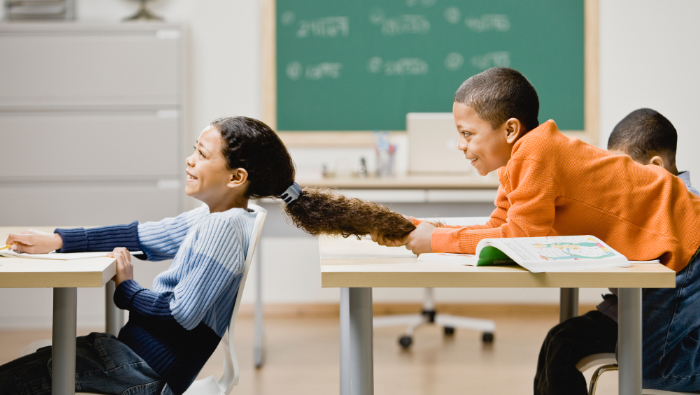 ¿Por Qué un Niño se Porta Mal en el Colegio y en Casa No?