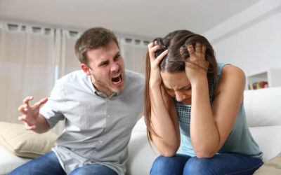 ¿Qué consecuencias tiene ser hiriente verbalmente al sobrerreaccionar en una discusión con tu pareja?